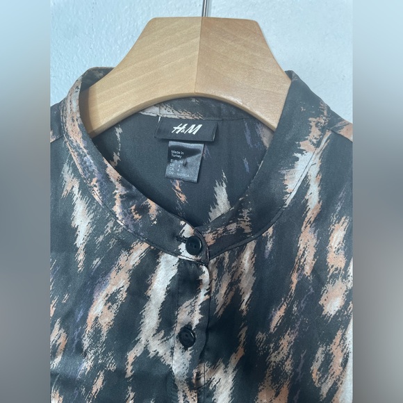 H&M Women’s Print Sleeveless Drape side Button Down Blouse. - Picture 2 of 3